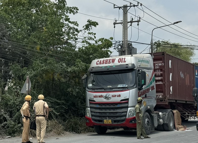 Bé gái mồ côi tử vong sau va chạm giao thông