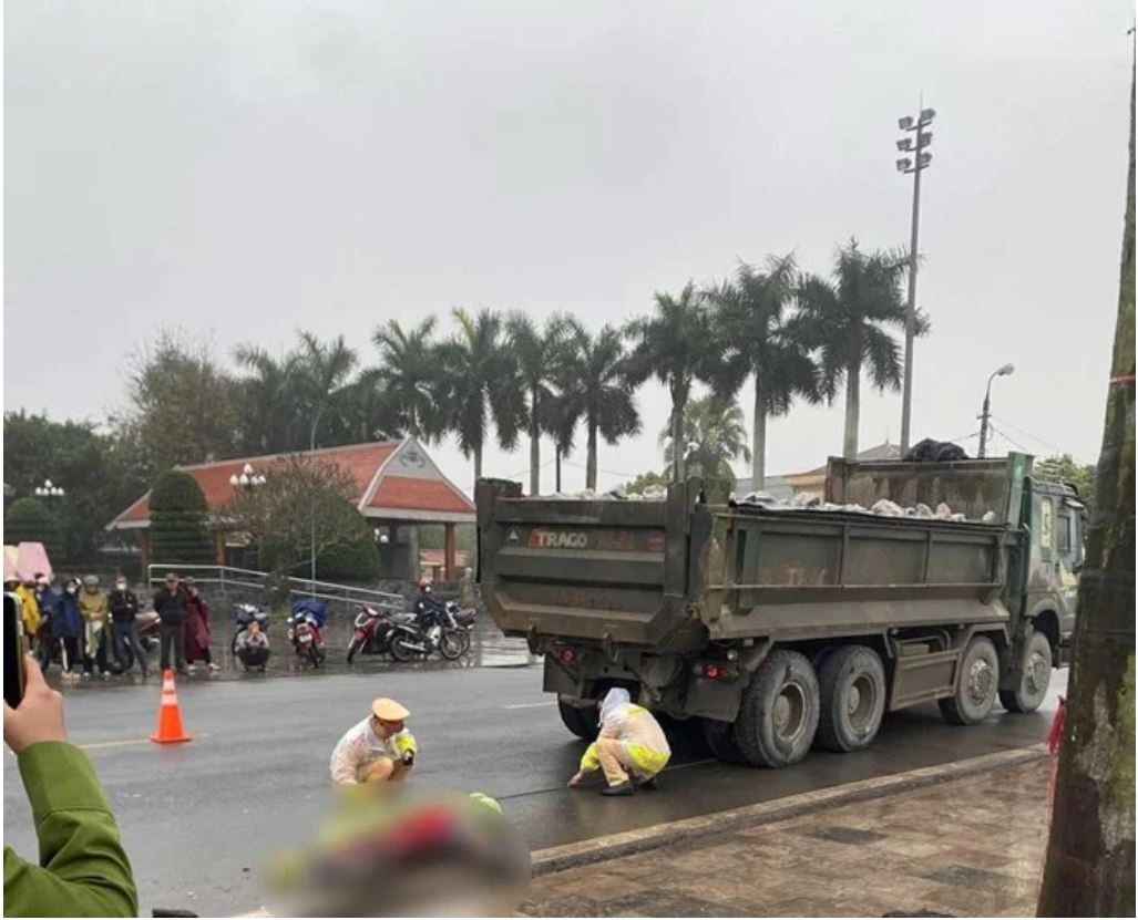 Một học sinh tiểu học tử vong thương tâm sau khi va chạm với xe ben