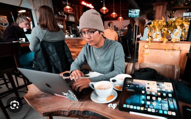 Quán cafe đầu tiên CẤM khách dùng laptop ngồi làm việc: ”Khách yêu cầu quán tắt nhạc để họp trực tuyến trong khi chỉ gọi 1 ly nước!”