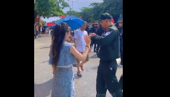 Chiến sĩ cảnh sát bất ngờ rời khỏi đoàn diễu binh, ghé vào lề đường tặng chiếc còi cho bé gái: Khoảnh khắc khiến triệu trái tim tan chảy