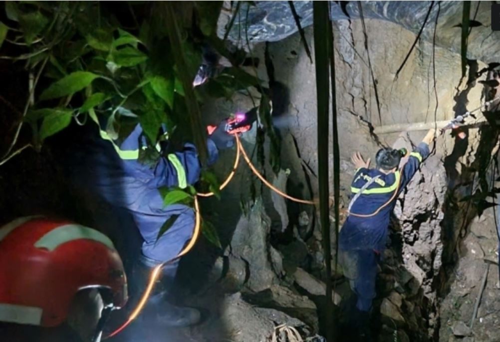 Sập hầm vàng khiến 2 người mắc kẹt trong hang ở Bắc Kạn