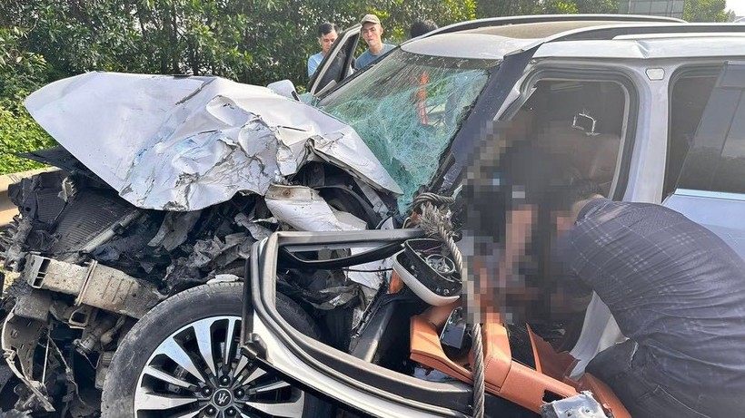 Ô tô gặp nạn kinh hoàng trên cao tốc Nội Bài – Lào Cai, trưởng phòng kinh tế tử vong