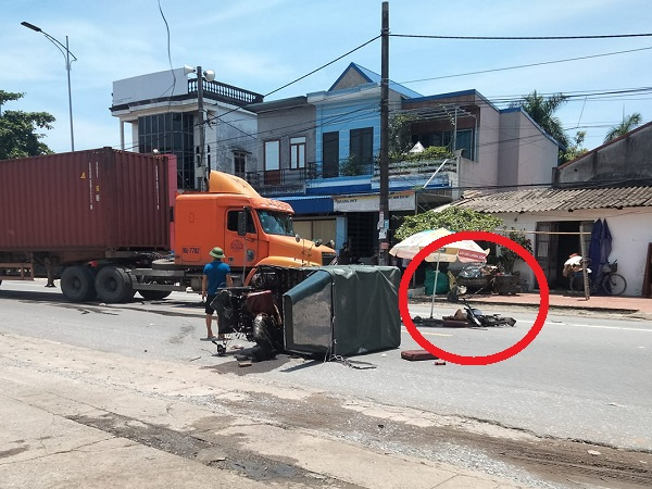 ‘Đối đầu’ với container, tài xế xe ba gác lật nhào tử vong tại chỗ