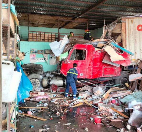 Hiện trường thương tâm trong vụ xe container tông vào nhà dân khiến 3 người tử vong