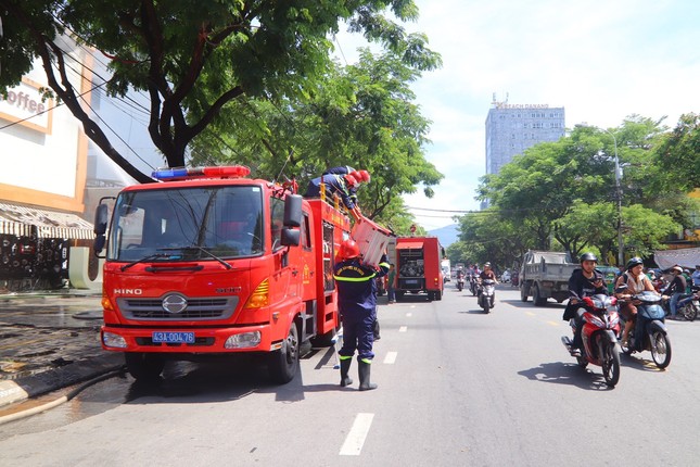 Khách uống cà phê hoảng loạn bỏ chạy khi quán bất ngờ bốc cháy