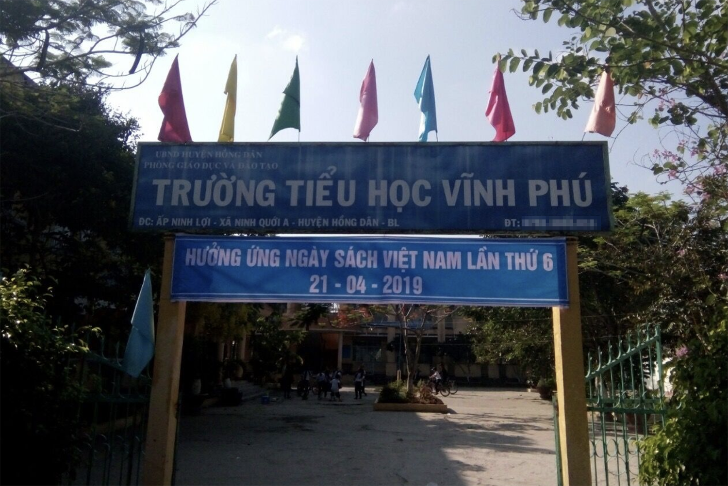 Hiệu trưởng ‘làm ngơ’ để giáo viên đánh bài trong phòng thư viện