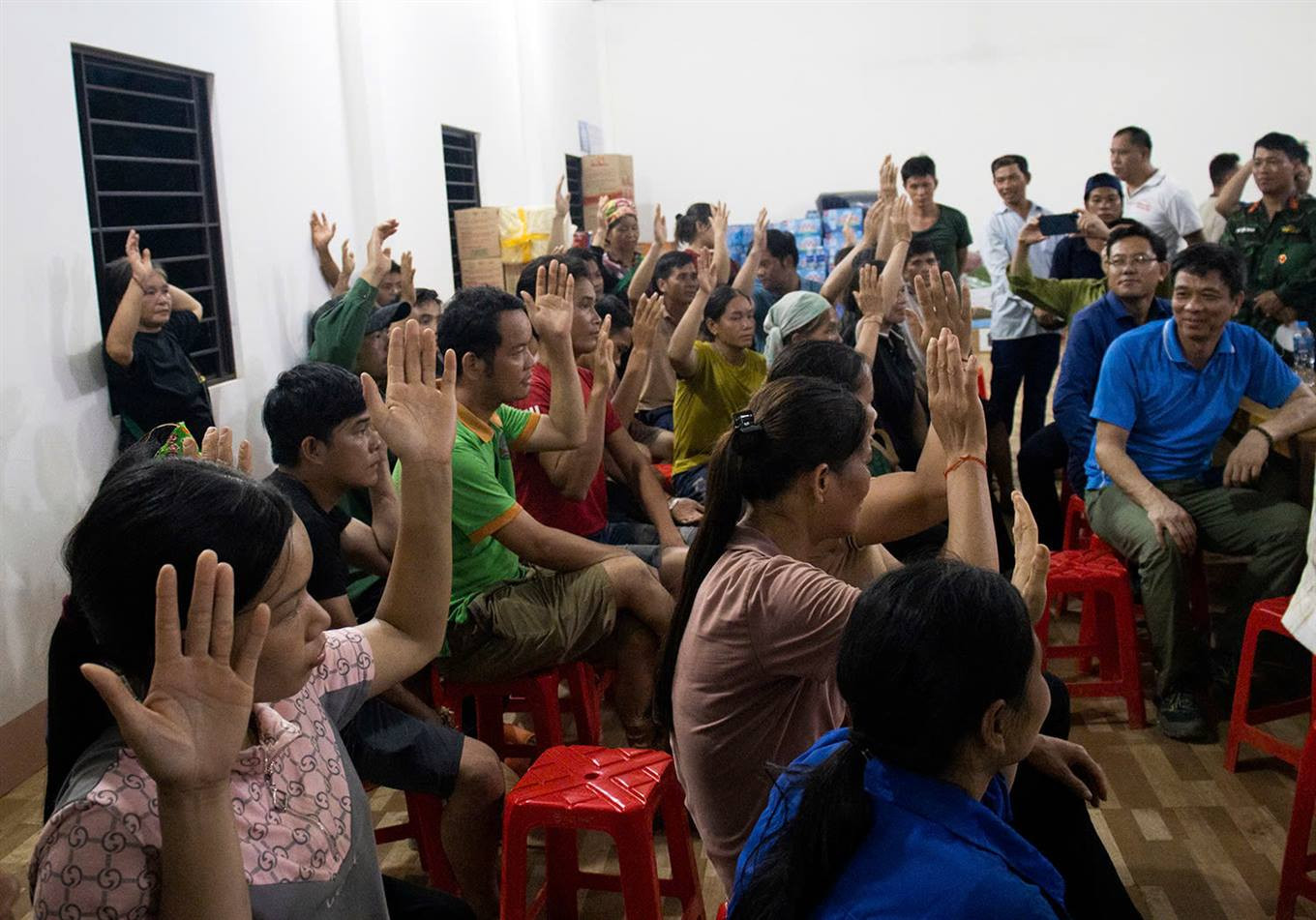 Họp dân Làng Nủ trong đêm, biểu quyết chọn nơi ở mới