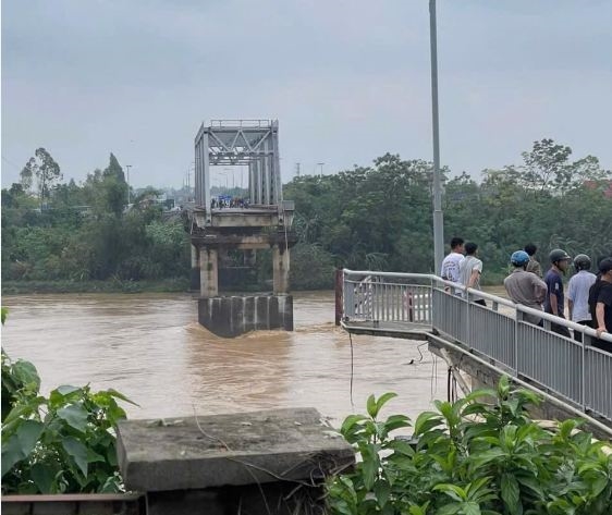 Vụ sập cầu Phong Châu: 10 ô tô, 13 nạn nhân rơi xuống sông