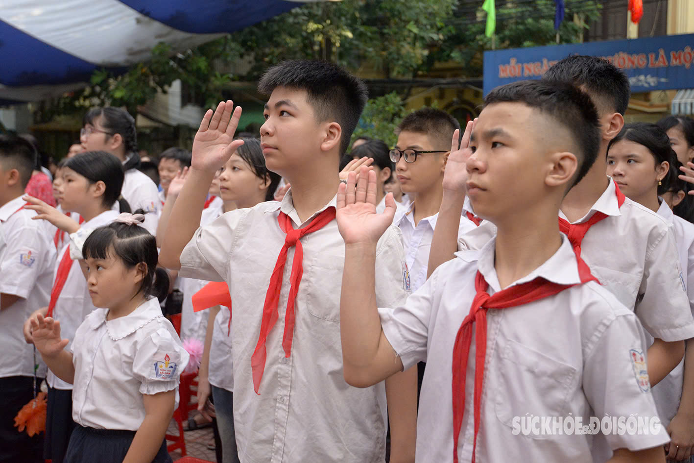 Xúc động lễ khai giảng ở ngôi trường đặc biệt nhất Thủ đô: Học sinh dùng tay “hát” Quốc ca