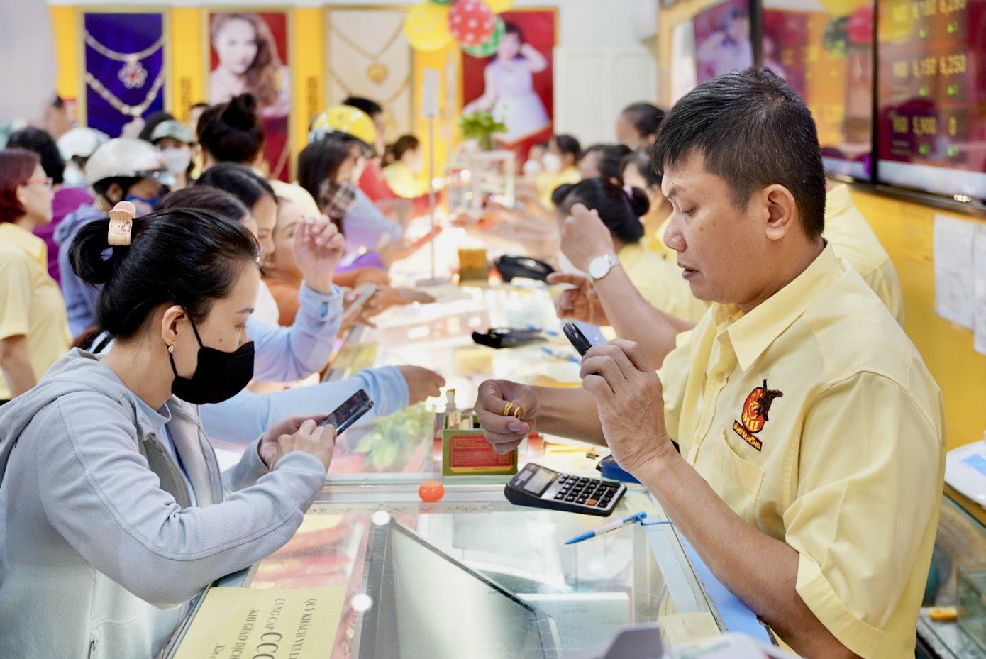 Giá vàng hôm nay, 30-10: Lao lên kỷ lục mới