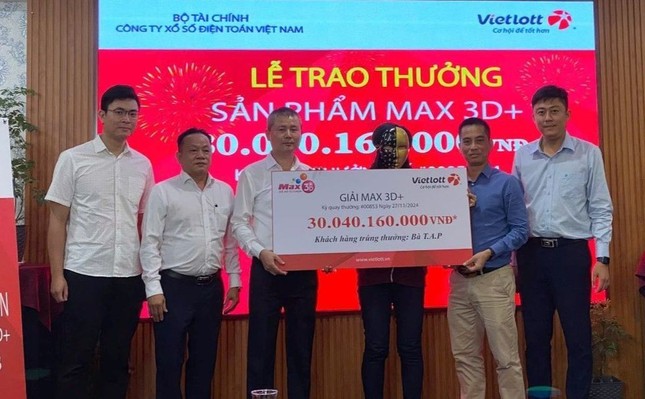 Một phụ nữ ở TPHCM trúng 30 giải đặc biệt của Vietlott