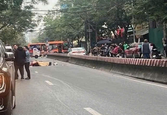 Thương tâm: Một sinh viên t ử v ong trên đường Lạc Long Quân (Hà Nội)