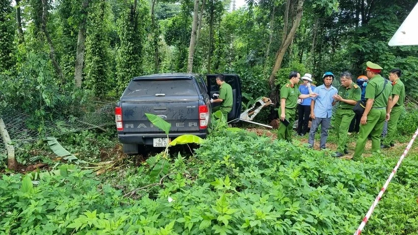 Trên đường đi nộp phạt, tài xế xe bán tải tông 3 người trong gia đình tuvong