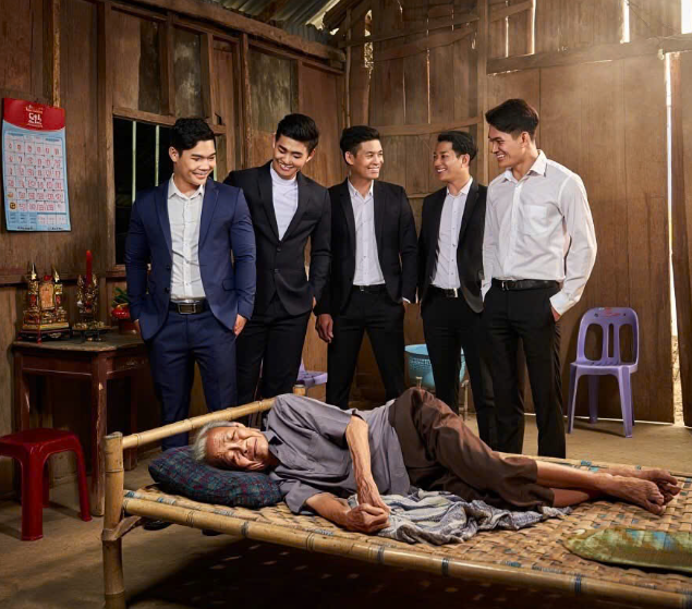 Người cha già s:ống đ:ơn đ:ộc trong ngôi nhà lá s:iêu v:ẹo, 5 người con trai trưởng thành gi:àu có nhưng…
