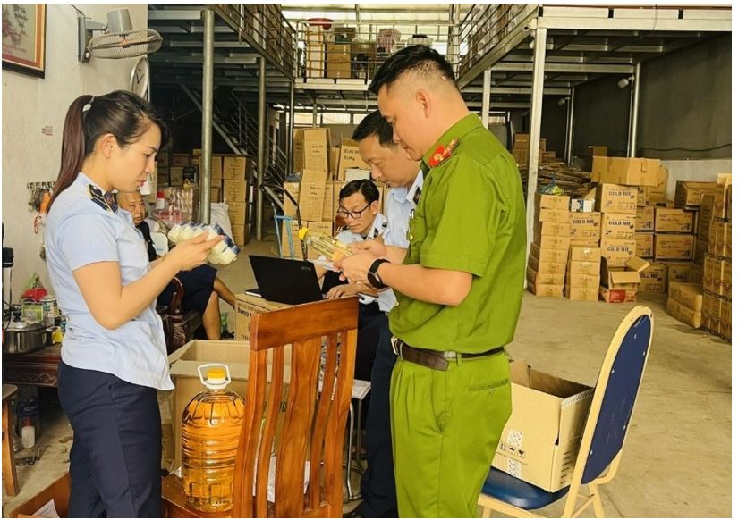 Xử phạt một hộ kinh doanh bán nhiều loại dầu gội giả, nhập lậu