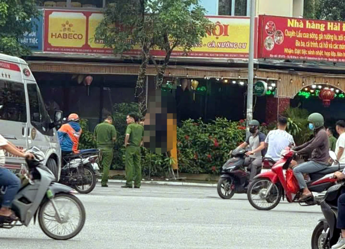 Phát hiện nam thanh niên tu:vong trước quán bia ở Hà Nội
