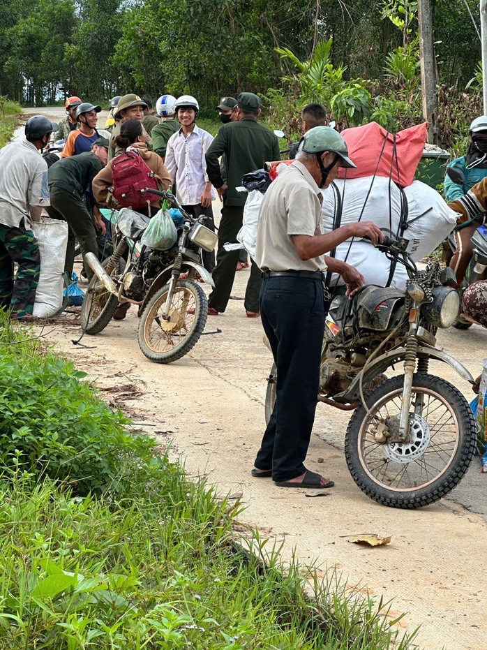 Cả ngàn người ở Đà Nẵng vào rừng nhặt thứ hạt rơi từ trên trời xuống, thu tiền triệu