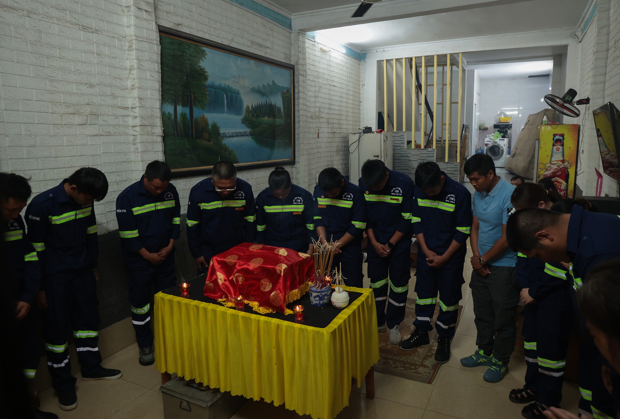 Đội cứu hộ cứu nạn 116 khóc nghẹn trong tang lễ người cha đơn thân t.ử nạn khi tắm biển Hòn Gai: “Đó là điều cuối cùng chúng tôi có thể làm”