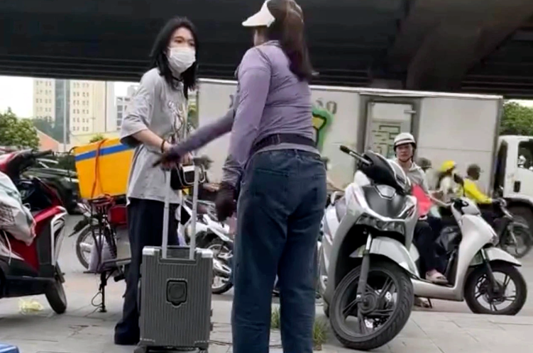 Công an vào cuộc vụ cô gái bị người bán trà đá quát mắng ‘không được bắt xe ở đây’