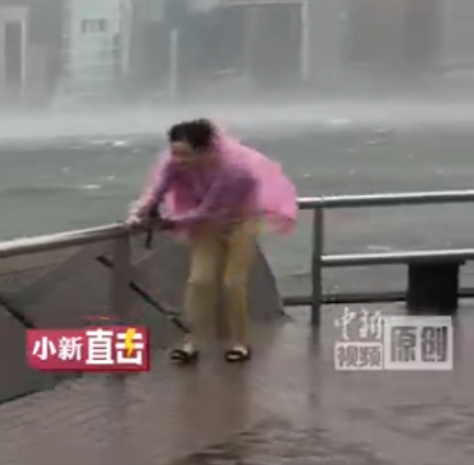 Bão Wipha đổ bộ như cuồng phong vào Trung Quốc, hàng trăm ngàn người phải sơ tán: Những clip cho thấy sức tàn phá