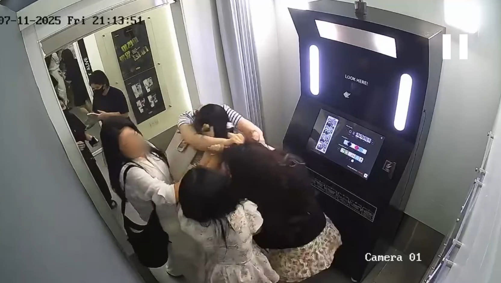 Công ty Hàn Quốc gửi lời xin lỗi, sa thải nhân viên hành hung cô gái Việt trong tiệm photobooth ở Hà Nội