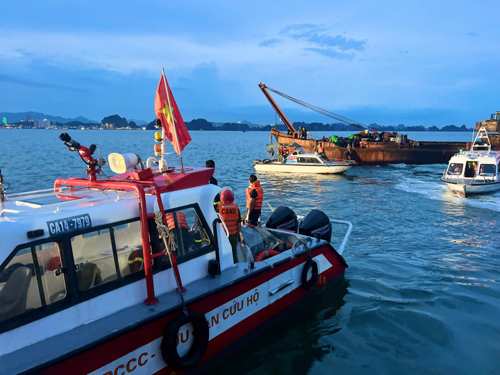 Thủ tướng yêu cầu huy động lực lượng cứu nạn nhanh nhất vụ lật tàu tại Hạ Long