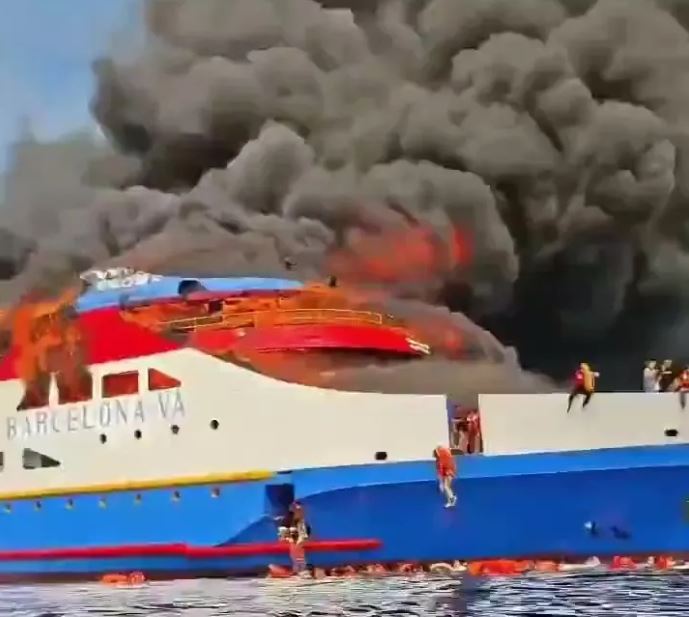 Hành khách nhảy xuống biển để thoát thân khỏi con tàu đang bốc cháy ngùn ngụt, tiếng la hét khắp nơi