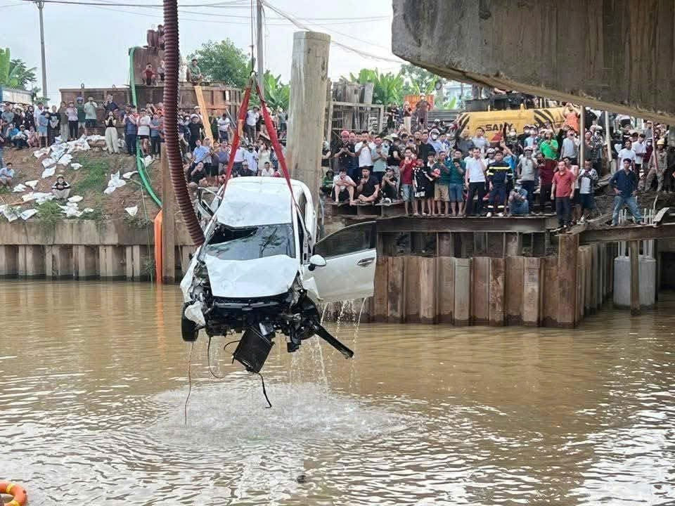 Vụ ô tô bay khỏi cầu sau tainan liên hoàn ở Nghệ An: Xác định 3 người tuvong