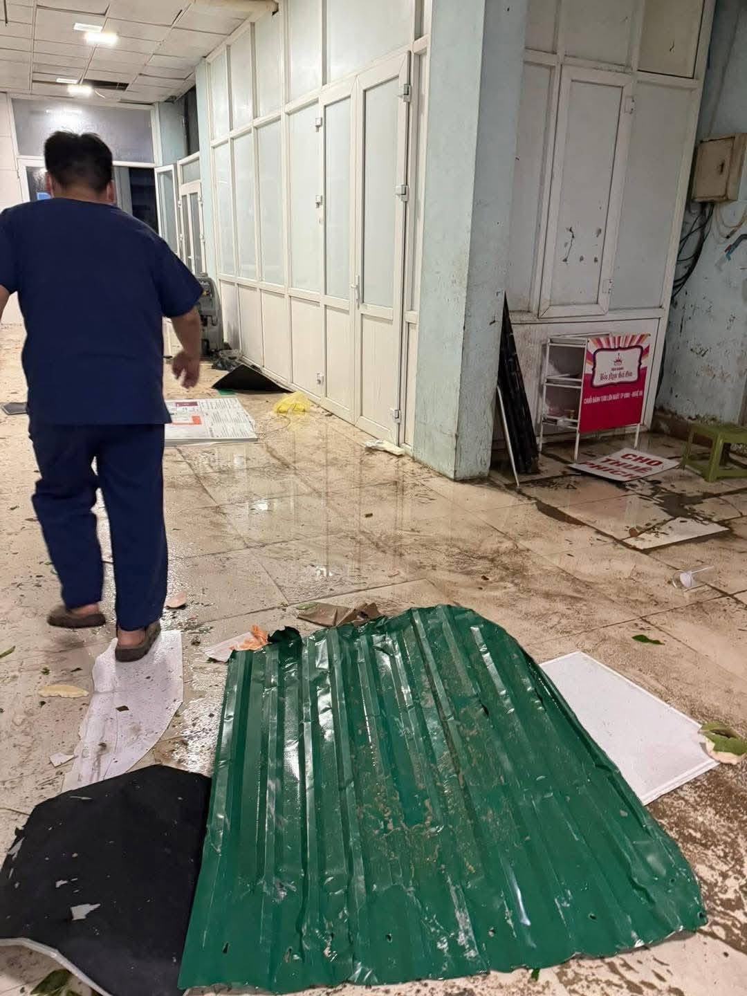 Hình ảnh tan hoang bên trong Bệnh viện Sản Nhi Nghệ An sau khi bão số 5 đi qua, thương quá miền Trung ơi!