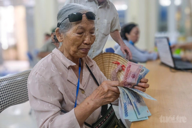 Từ tháng 8/2025: Người không có lương hưu chính thức nhận trợ cấp 500.000 đồng/tháng