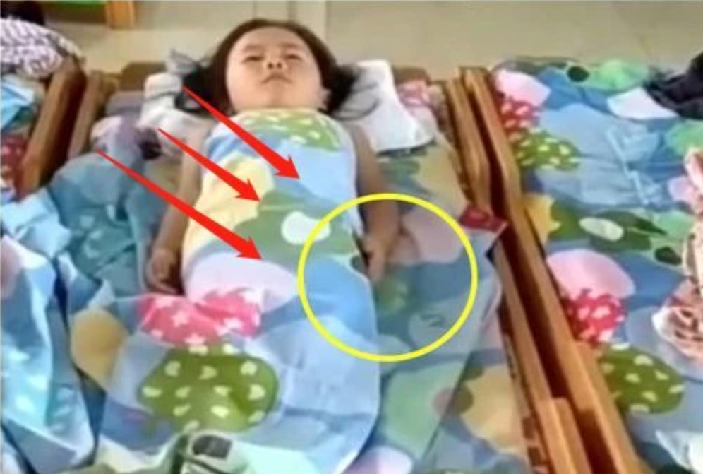 Cô giáo gửi video con gái ngủ trưa, nhìn xuống bàn tay con, bà mẹ bật khóc ngay vì chi tiết này!