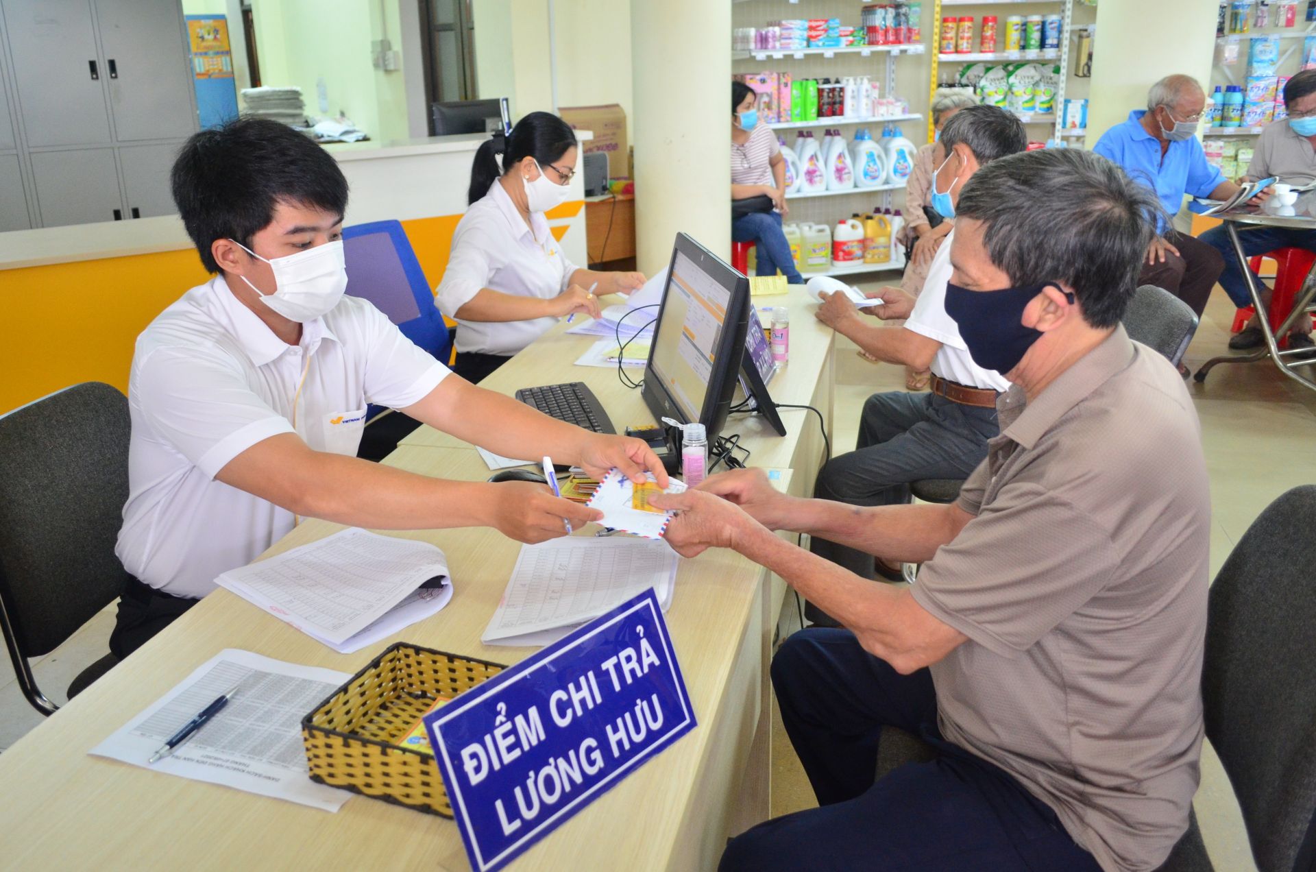 Ai sẽ được nhận chi trả gộp 2 tháng lương hưu, trợ cấp BHXH?