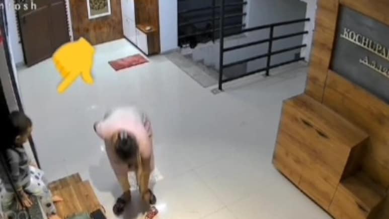 Mẹ đặt con ngồi lên tủ giày cạnh cửa sổ, bé gái 4 tuổi đứng dậy ngã nhào từ tầng 12 xuống đất, tuvong