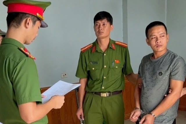 Khởi tố người cha bắt 2 con qu ỳ nhiều giờ, b;ạo h;ành rồi quay video gửi vợ