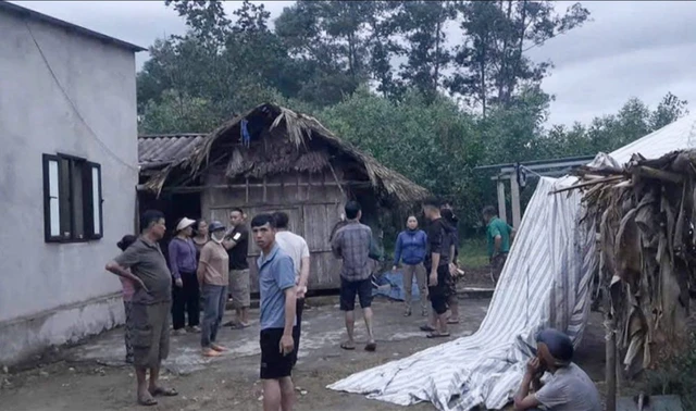 Dùng điện thoại lúc cắm sạc, thanh niên bị sét đánh tuvong