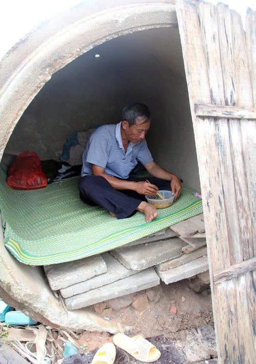 Gặp lại người cha 10 năm sống trong ống cống nuôi 2 con đỗ thủ khoa đại học ở Hà Nội: “Tôi không còn ở cống nữa rồi”