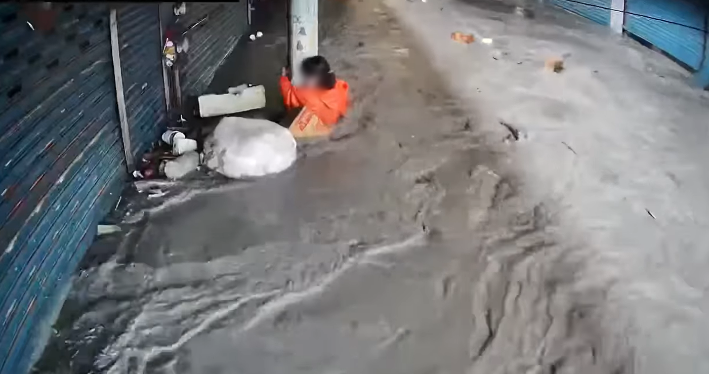 Clip kinh hoàng trong siêu bão Ragasa: Dòng bùn cuồn cuộn đổ ập khiến cả thị trấn chìm trong biển nước, người dân bám cột điện cầu cứu