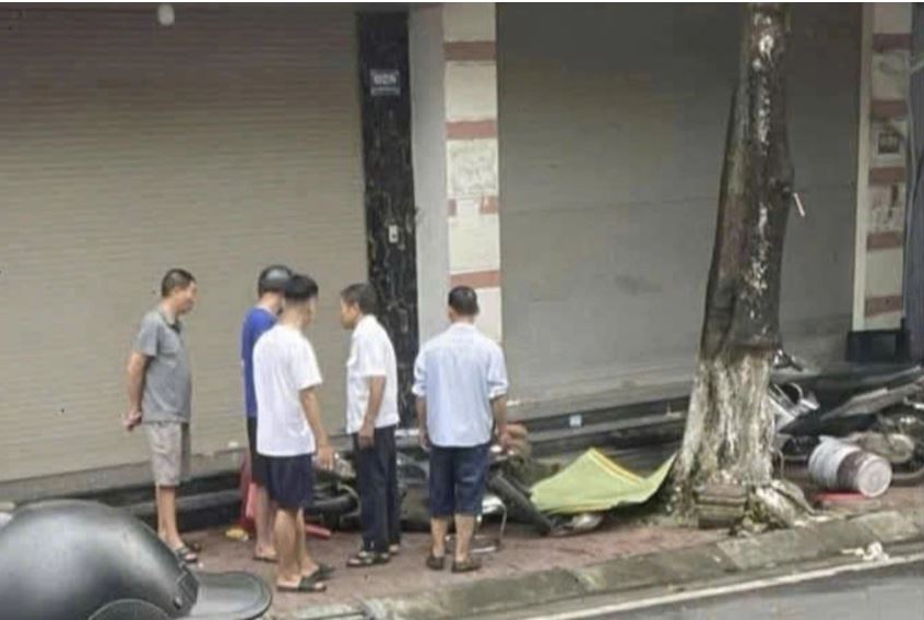 Vặn ga khi ngồi trên xe máy, bé trai 7 tuổi tuvong