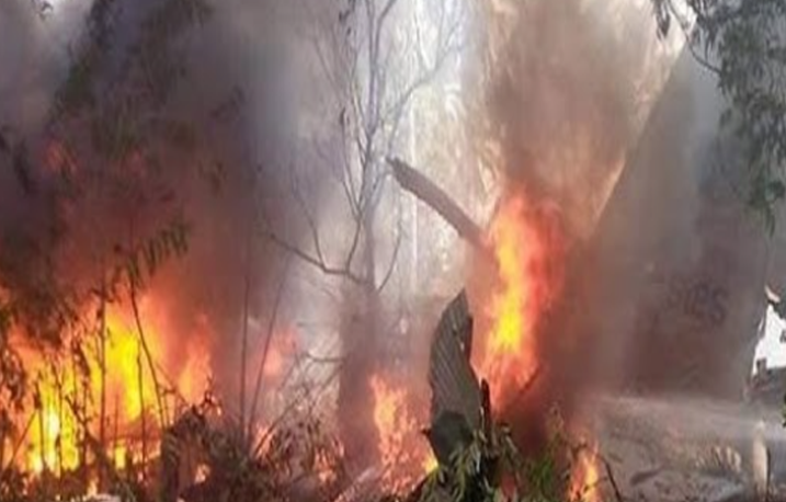 Khoảnh khắc cuối cùng trước khi máy bay chở gần 50 người đ âm vào núi