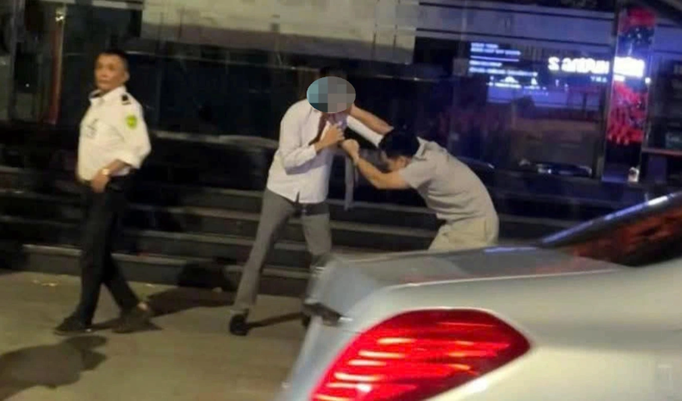 Người nước ngoài lái xe biển ngoại giao bị tài xế nghi có cồn đánh tới tấp