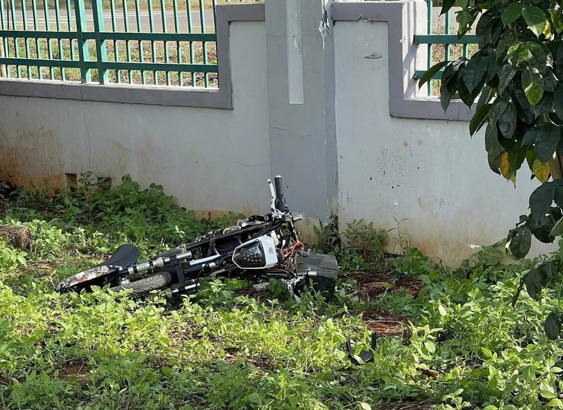 Đi xe điện trong trường, nam sinh t: ông vào tường tuvong