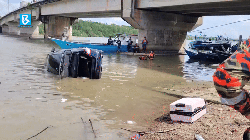 Đưa con đi chơi bằng ô tô rồi đỗ xe ở bờ sông, bố ra ngoài hút thuốc, ít phút sau thì xảy ra thả m kị ch