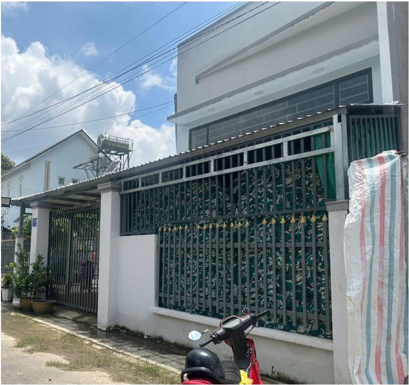 Người phụ nữ ở TP HCM mệt mỏi vì bị hàng xóm xây nhầm nhà trên đất của mình