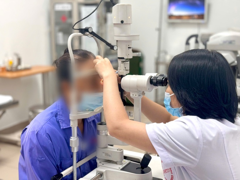 Phát hiện sinh vật đáng sợ bên dưới mi mắt của cụ bà 68 tuổi ở Hà Nội