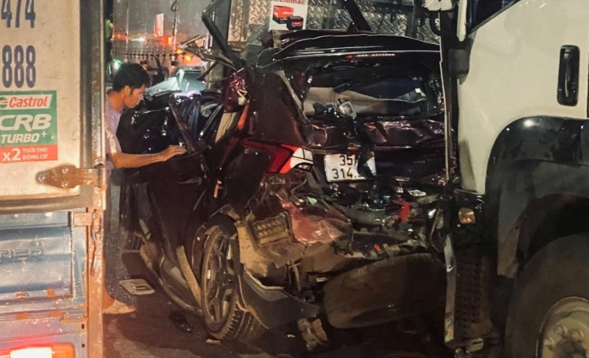 Hiện trường vụ xe 7 chỗ bị t:ông biến dạng khi chờ đèn đỏ, tài xế tuvong ở Ninh Bình