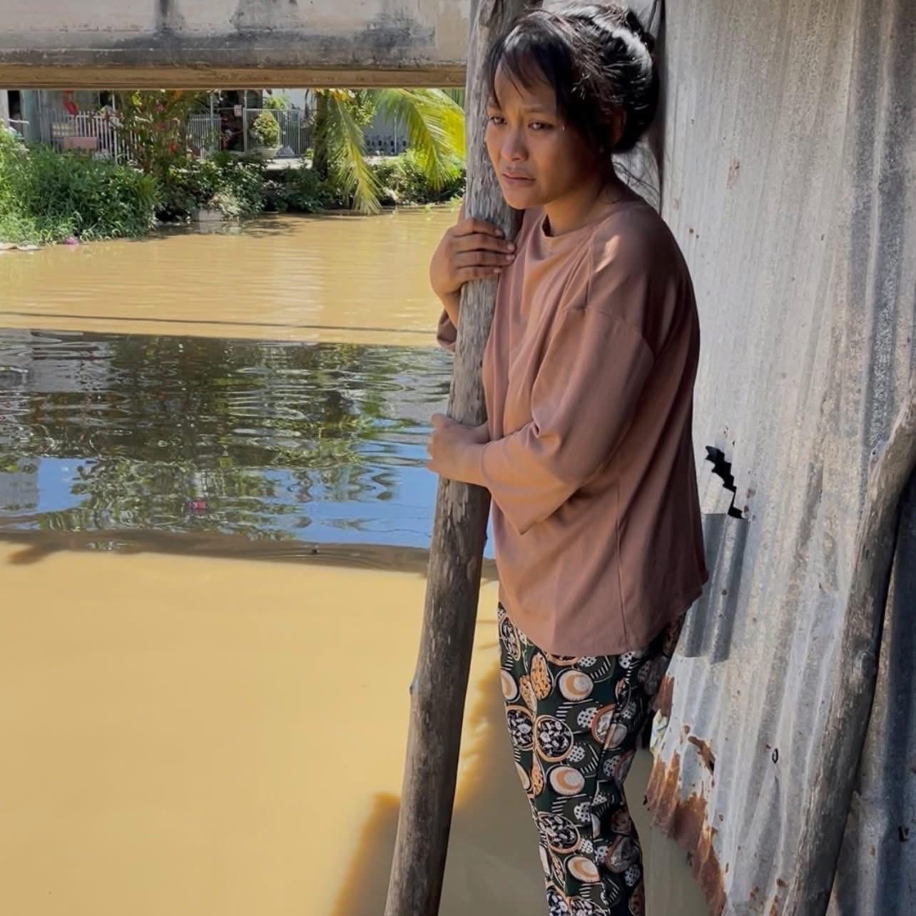 Tìm thấy thithe bé trai 4 tháng tuổi rơi xuống kênh: Người mẹ ngã khuỵu, òa khóc nức nở