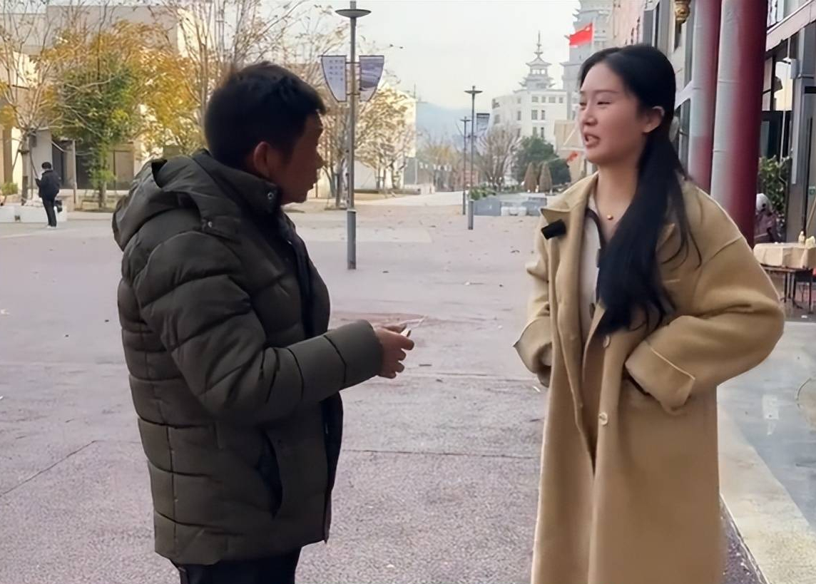 Nữ sinh mời bạn đi ăn hết 74 triệu, người cha đến nơi thì bật khóc: “Đây là học phí 1 năm của em trai con!”