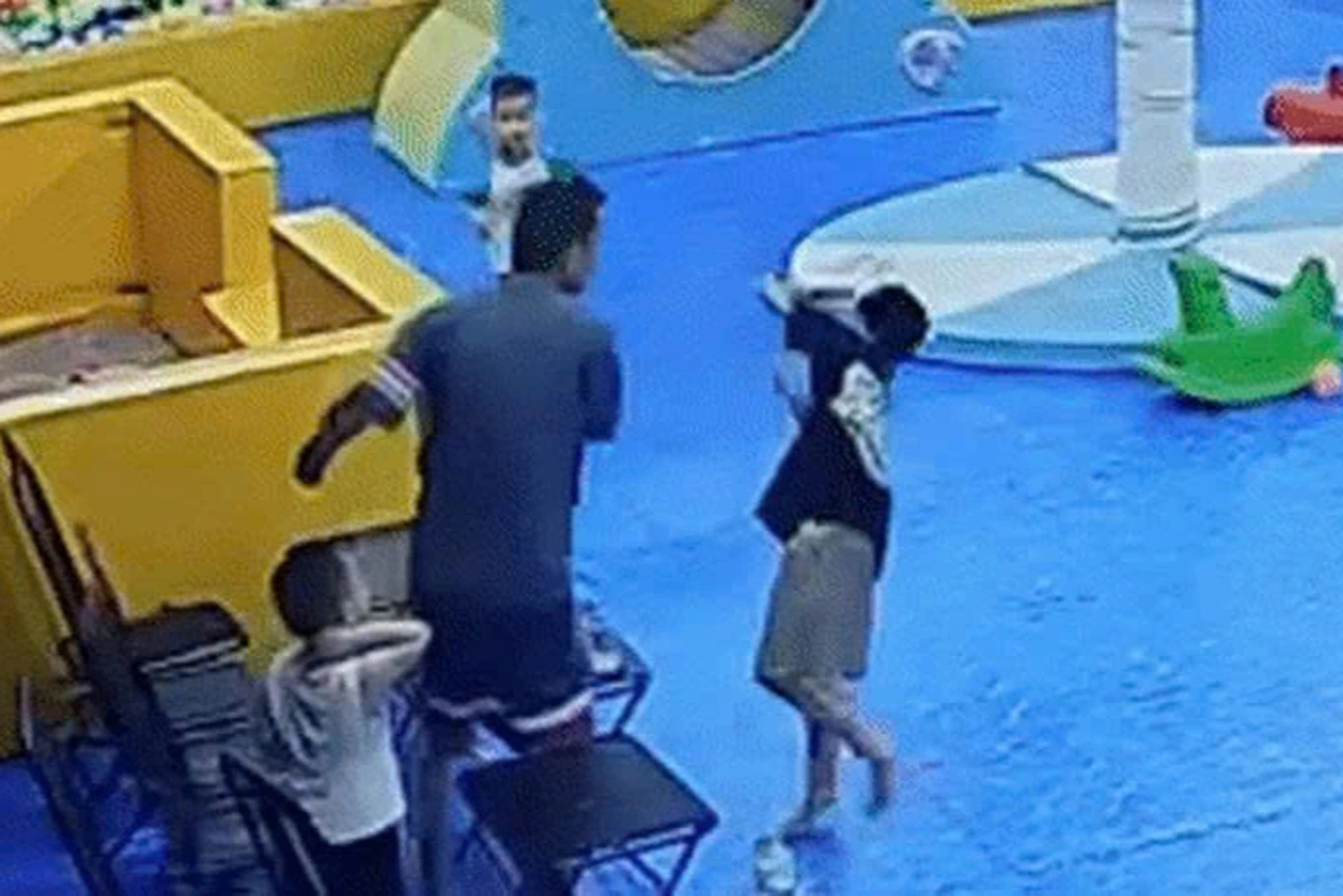 Xác minh trình báo bé trai bị người lớn đá nh trong khu vui chơi ở Hà Nội