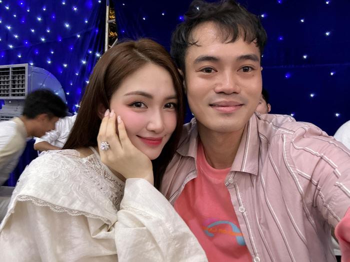 Văn Toàn công khai đòi nợ Hòa Minzy trước tin nữ ca sĩ tính lấy chồng