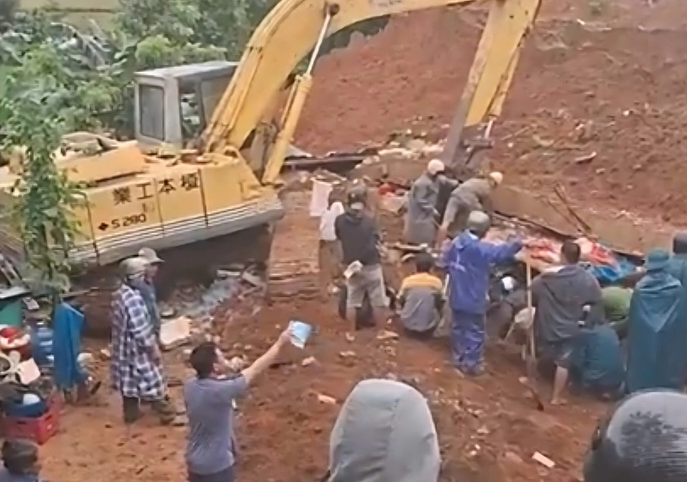 Sập móng nhà đang xây dựng, 2 cha con tuvong, 3 người bị thương